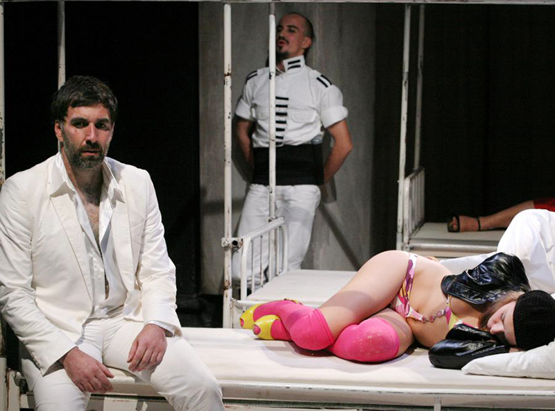 Scena z przedstawienia "Romeo i Julia" w reż. Agaty Dudy-Gracz, 2008, fot. Teatr Scena STU